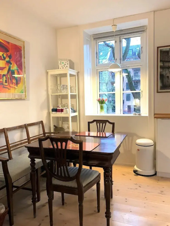 1 Bedroom Apartment near Queen 200 - 1