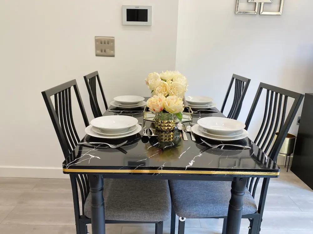 Newpointe Luxury Serviced Apartment at the Atrium