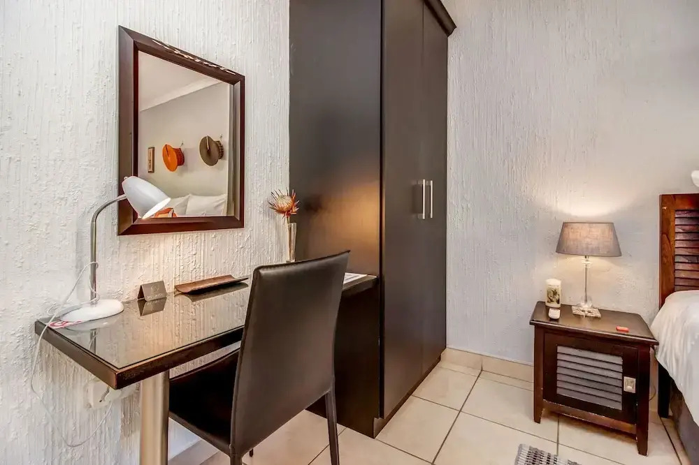 Sitatunga Guest Lodge - Sandton - Airport Shuttle - Solar & Borehole
