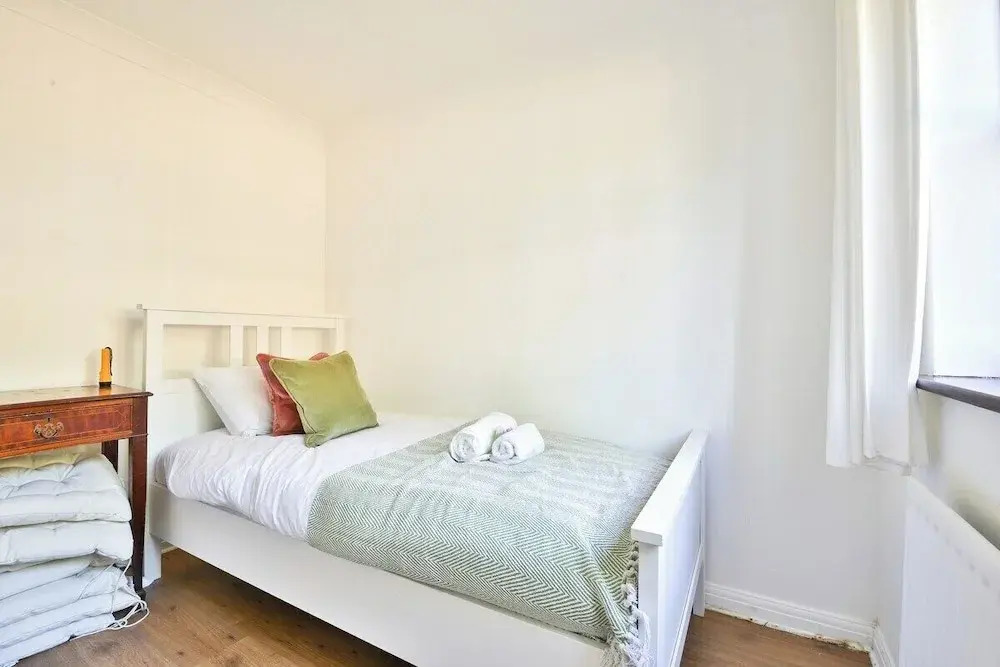 Homely 5 Bed House - 15 Mins to Cardiff City