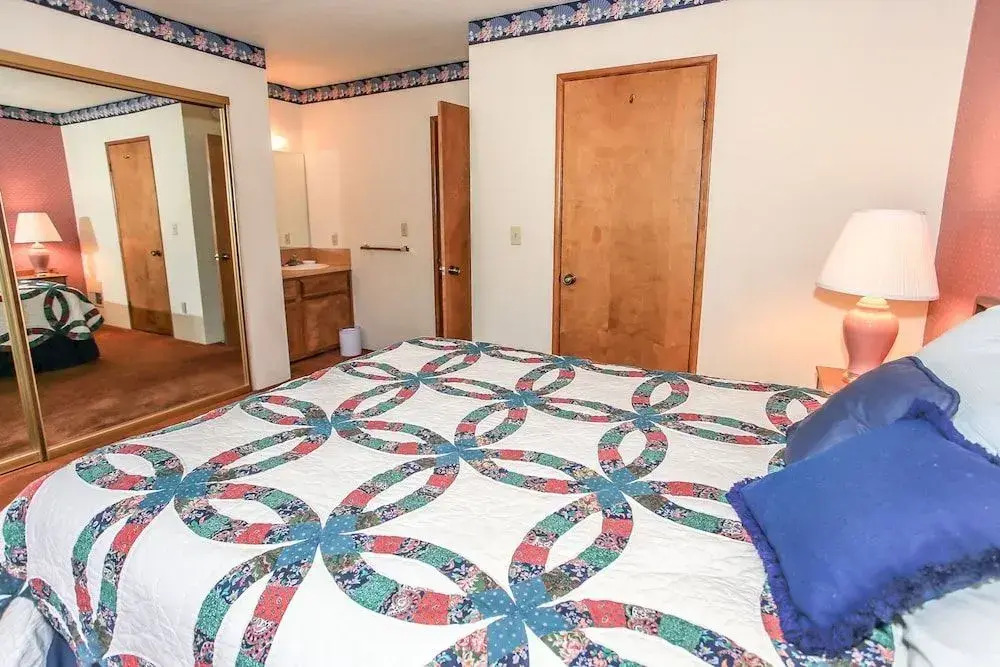 Ski In Ski Out 2 - 2 Br condo by RedAwning
