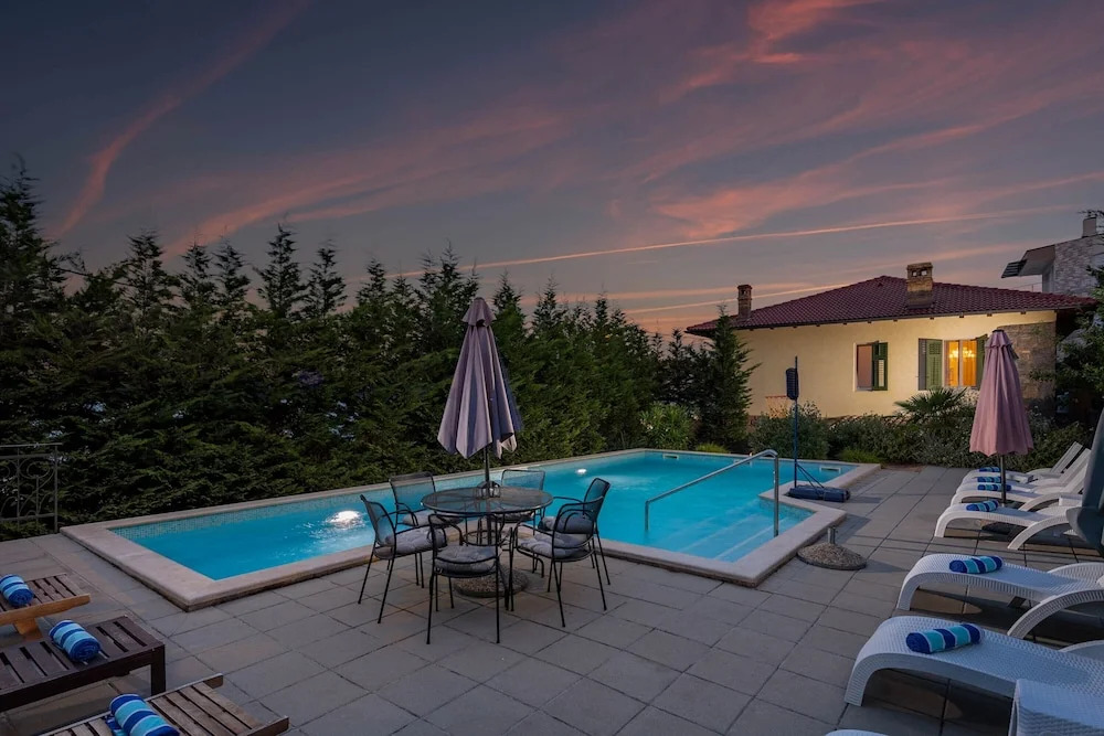 Villa Okra With Pool - Happy Rentals