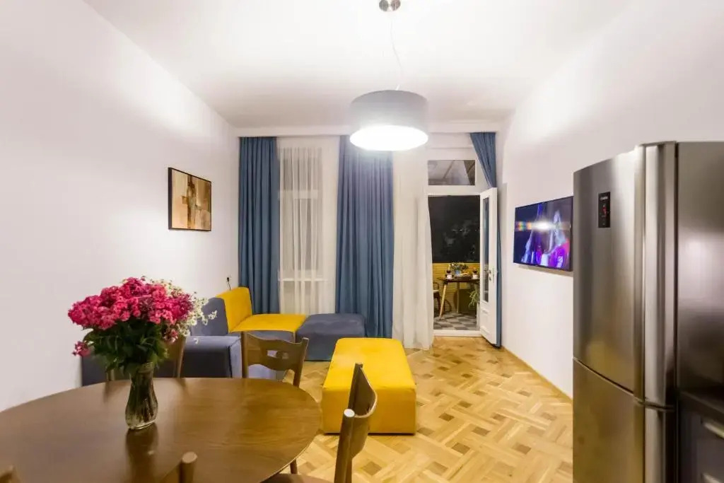 Luxury 3 BR apartment by Freedom square City Center