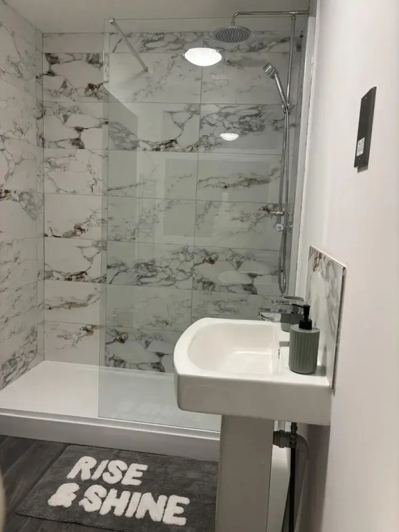 Stylish City Centre Apt- 25 Off Monthly Stays!