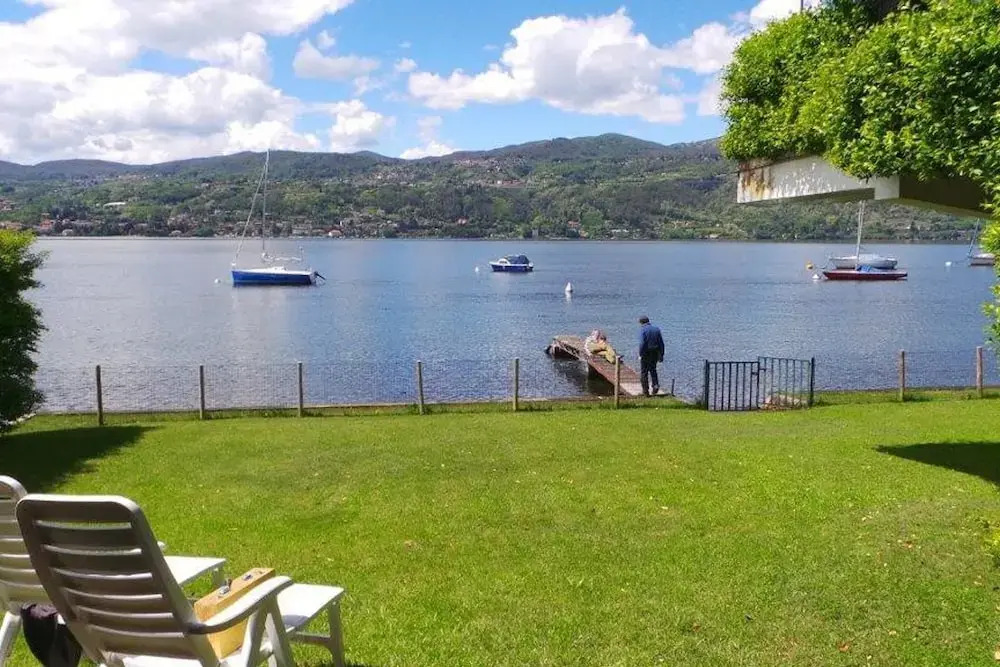Contemporary Lakeside Villa Enjoying Direct Lake Access, Wifi, BBQ, Near Restaurant and Shop