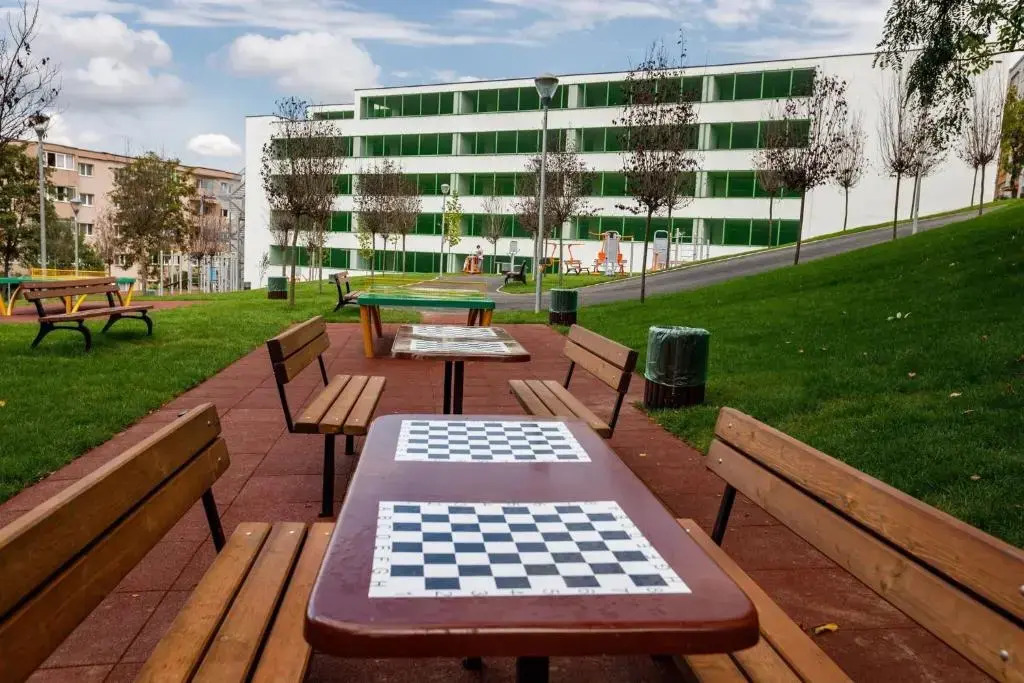 IGI WHITE FLAT with free private parking