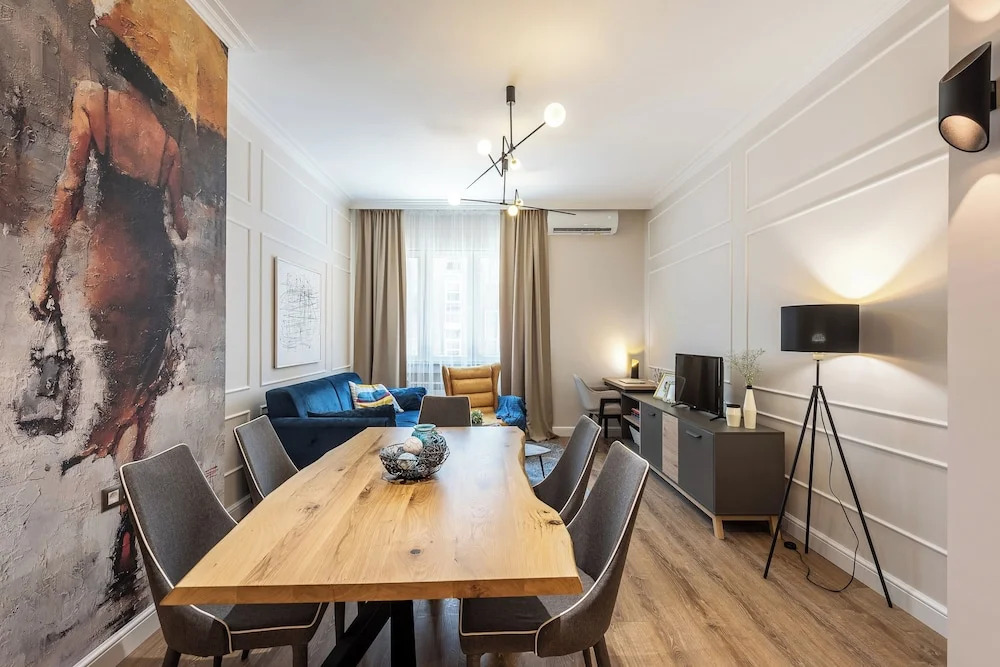 Luxury & Unique-Top Center Apt. - 3BDR