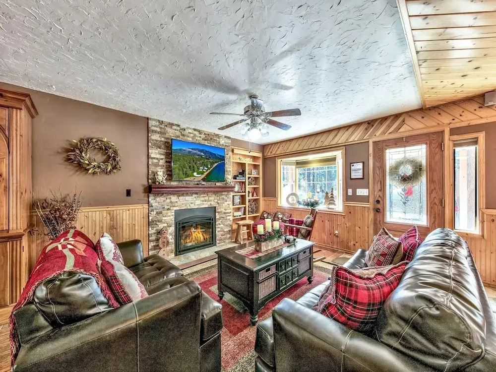 2556h Lazy Bear's Den 2 Bedroom Cottage by RedAwning