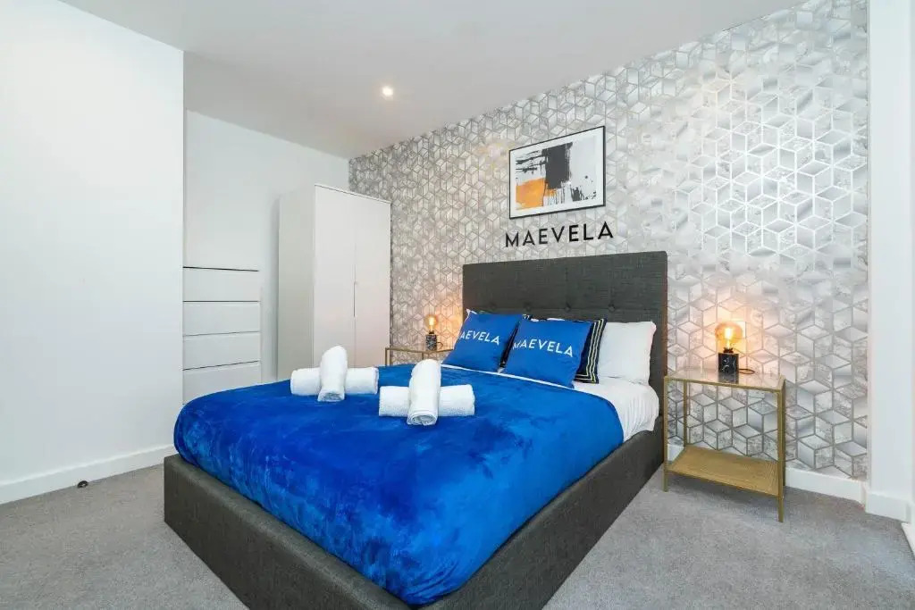 MAEVELA Apartments - Luxury Broad St Apartment - 2 Bed, 2 Bath - City Centre/Cube/Mailbox - WITH UNDERGROUND PARKING ✓- L Shape Sofa, Large 50 inch Smart TV with FREE NETFLIX & WIFI