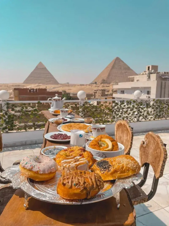 The Gate Hotel Front Pyramids & Sphinx View