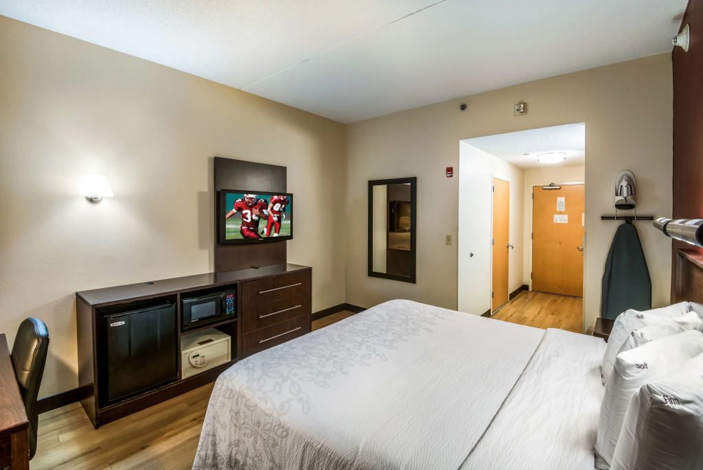 Red Roof Inn PLUS Long Island - Garden City
