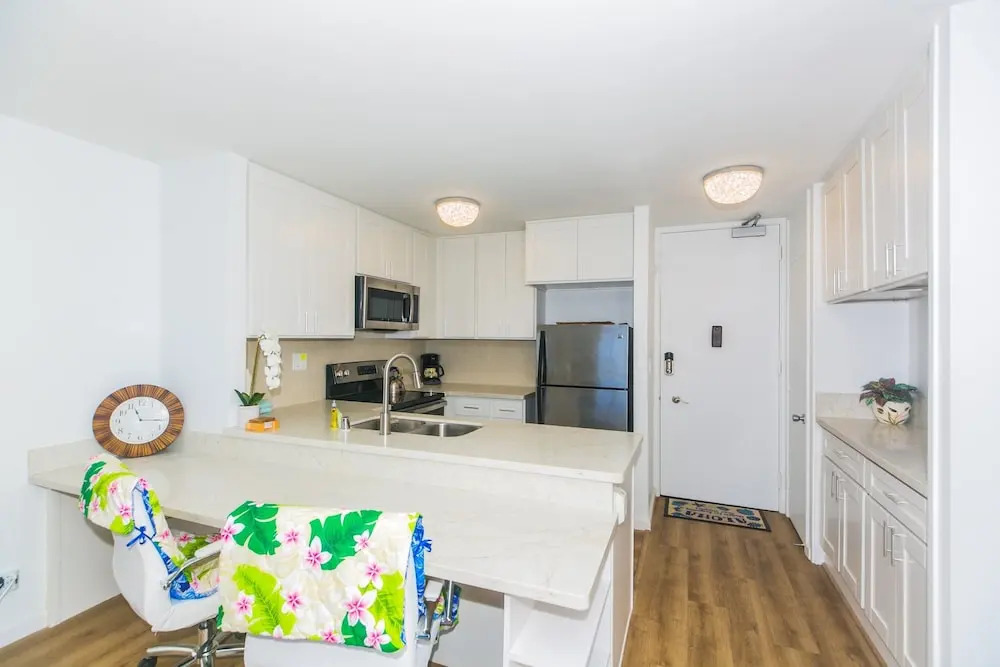Ilikai Marina One Bedroom Harbor View Condos - Walk to Ala Moana Beach Park!