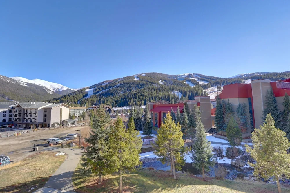 Pet Friendly, Beautifully Remodeled with Mountain Views - SB204 by Redawning