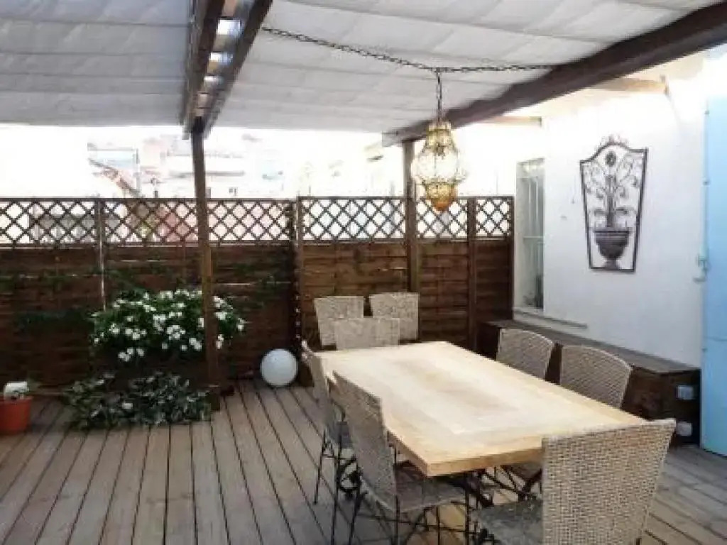 Beautifully decorated two bedroom apartment in the heart of Cannes five minutes walk from Palais 409