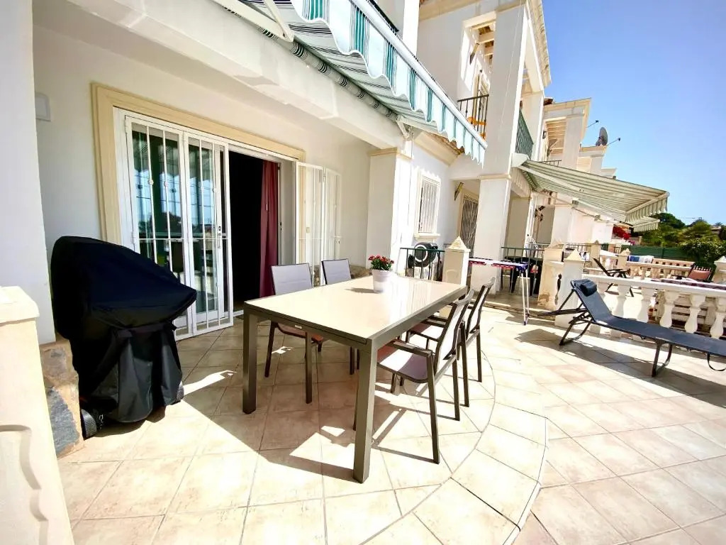 Beautiful Bungalow in front of the Beach with pool