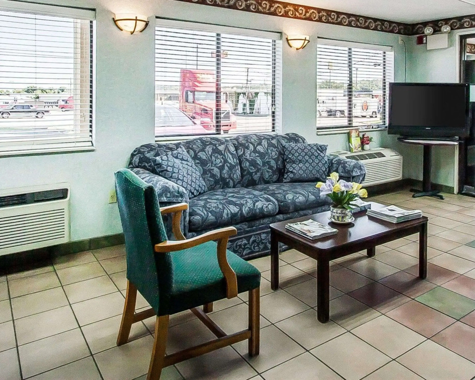 Econo Lodge Inn & Suites Southeast