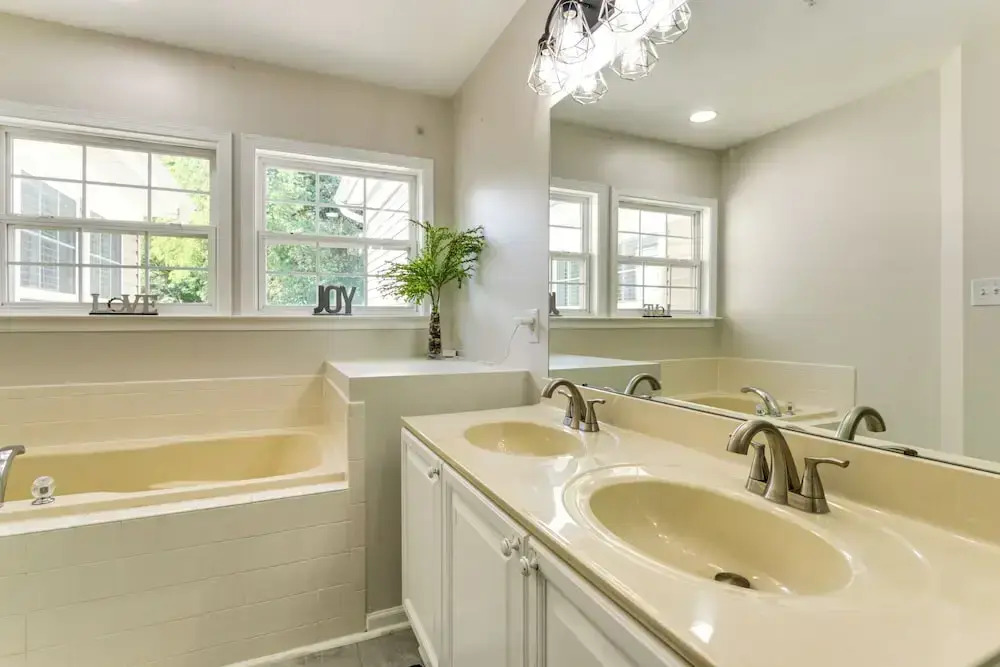 < 2 Mi to Dtwn Hagerstown: Townhome w/ Fireplace