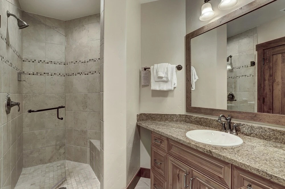 Ski-In, Ski-Out Luxury 4 Bdrm/4 Bath on Peak 7 Condo