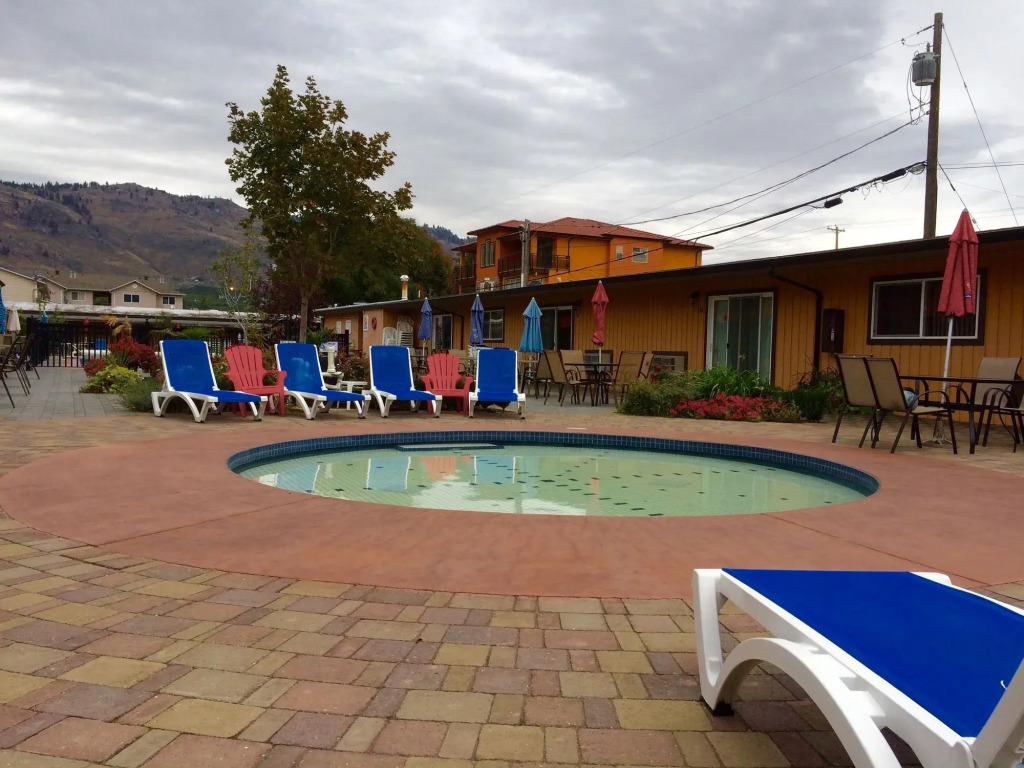 Sahara Courtyard Inn & Suites Osoyoos