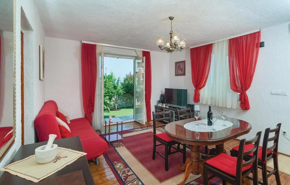 Stunning Home in Rogac With Wifi and 4 Bedrooms