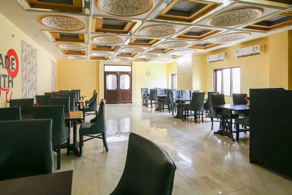 Collection O 50114 S R Grand Charbagh