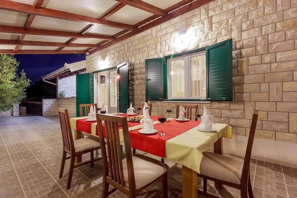 Beachfront Luxury Villa w. Pool & Large Garden