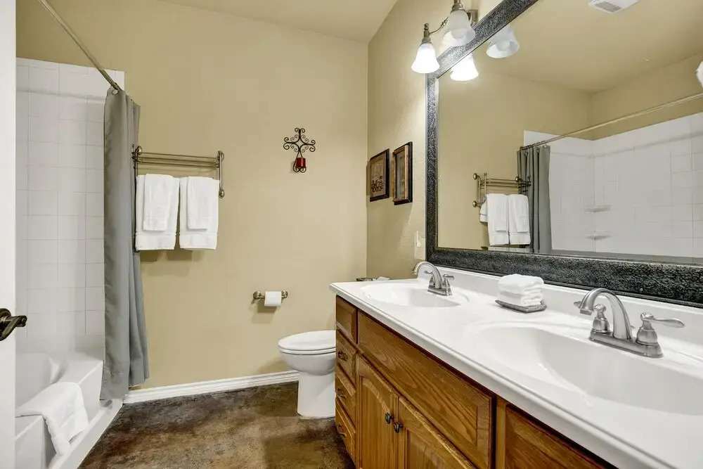 Romantic Oasis W/hot Tub Near Fred and Wineries!