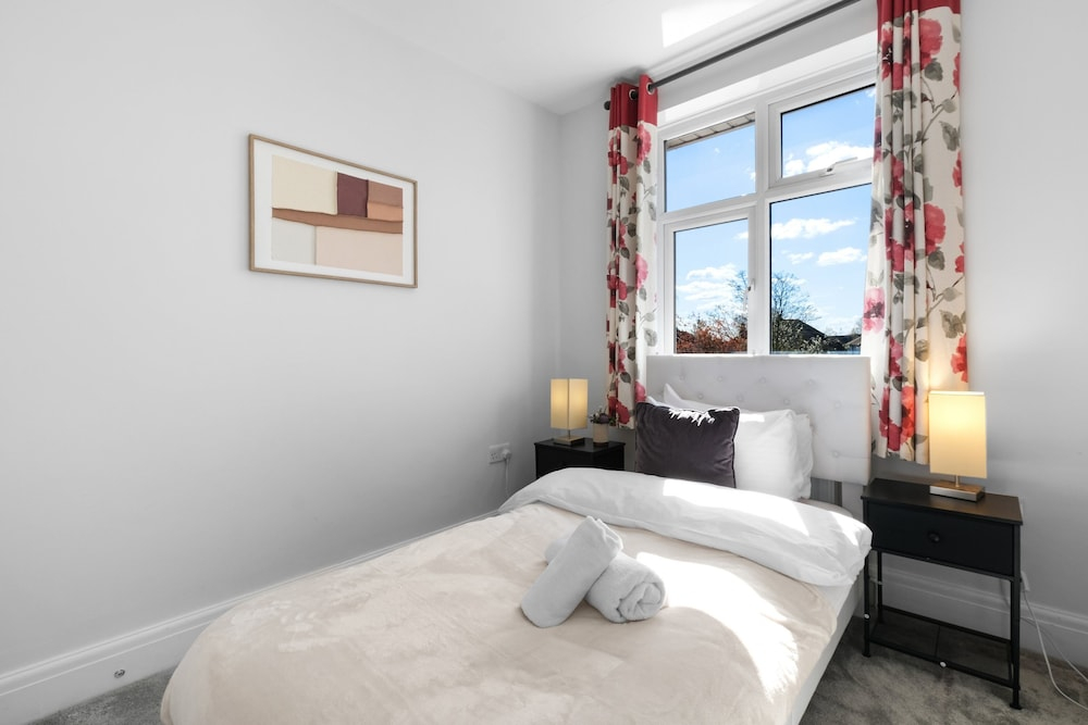 Spacious 5 Bedroom Family Home in Harrow