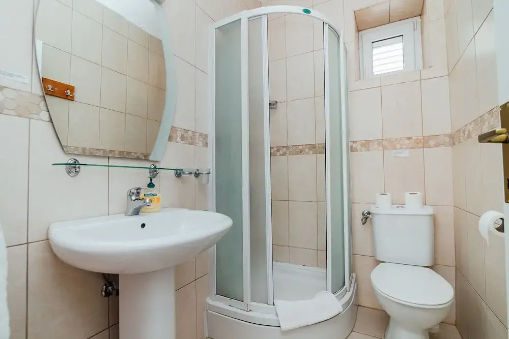 Spacious Family 4BR Seaside House, Fantastic Sea Views, 20 Meters to Beach