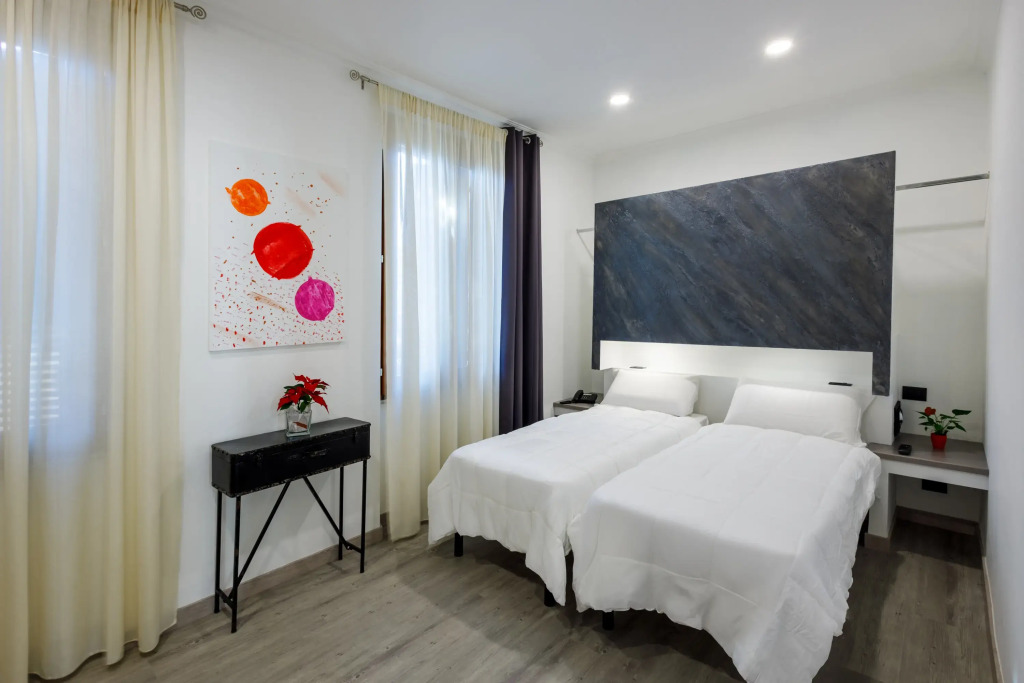 Crossroad Hotel