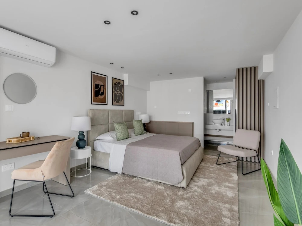 Sanders Crystal - Lovely  2-bdr Apt w Balcony