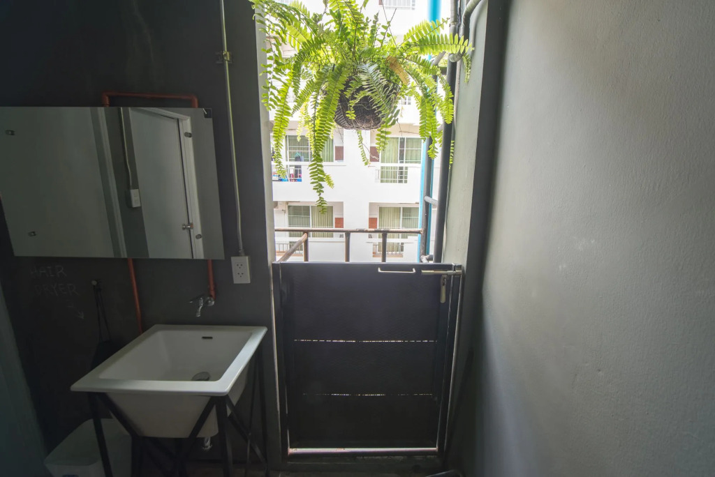 Box Hostel N Cafe