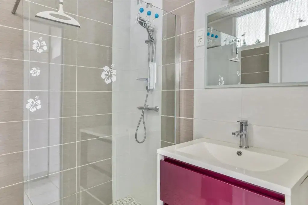 House With 2 Bedrooms In Lepine With Enclosed Garden 700 M From The Beach