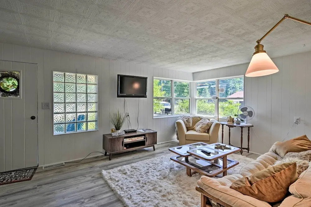 Stylish Dog-friendly Bungalow: Steps to Elk Lake