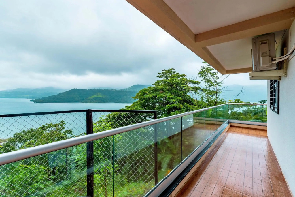SaffronStays Riverdale, Mulshi - Lakefront villa with pool and mountain view