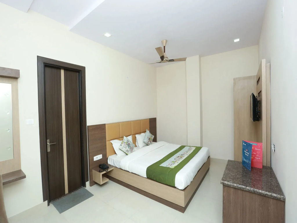 Royal Crown By OYO Rooms