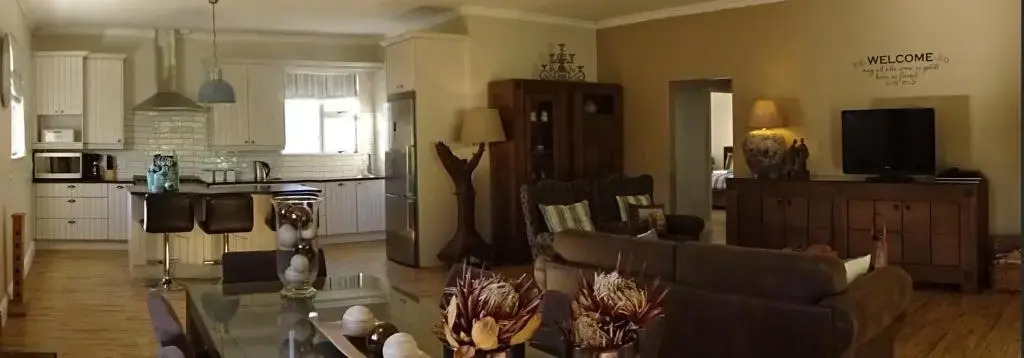 African Palm Cottage and Guesthouse
