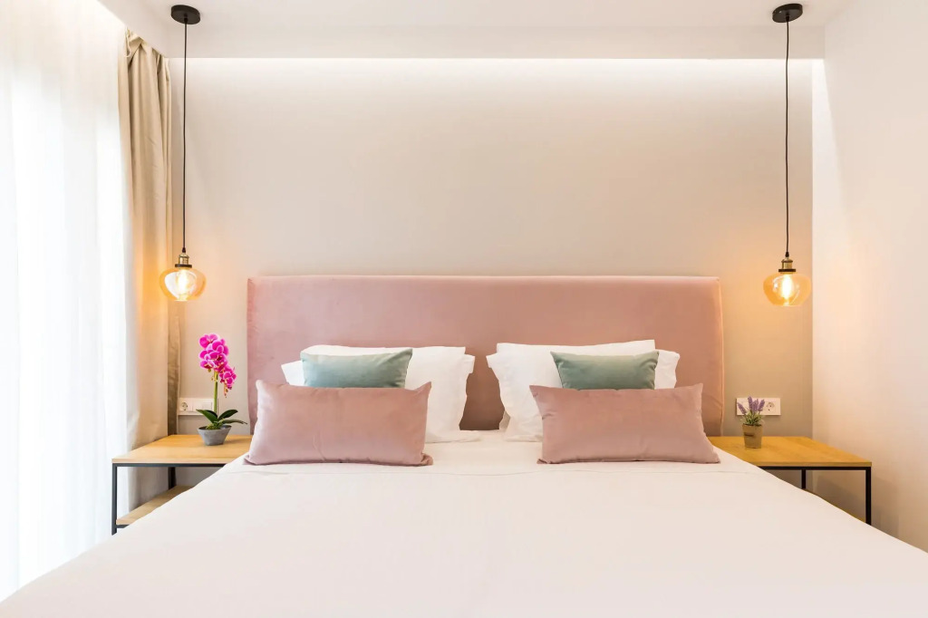 V Luxury Suites