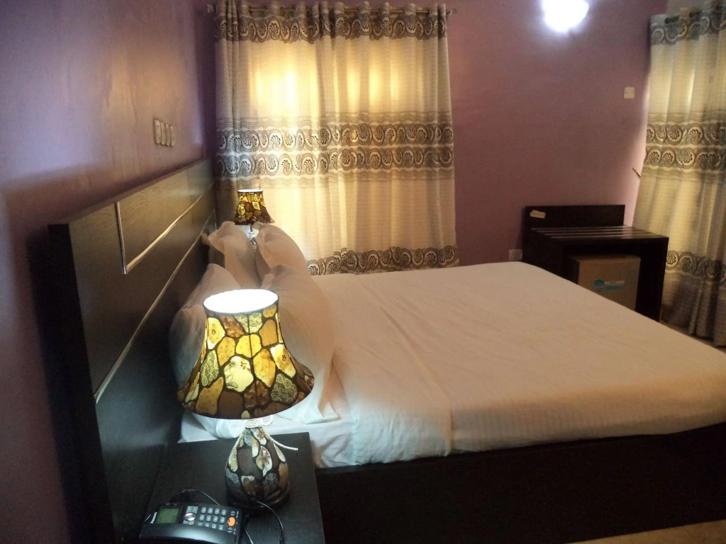 Pine Crest Exclusive Hotel & suite