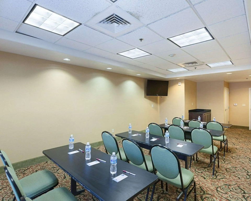 Comfort Suites Medical Center near Six Flags