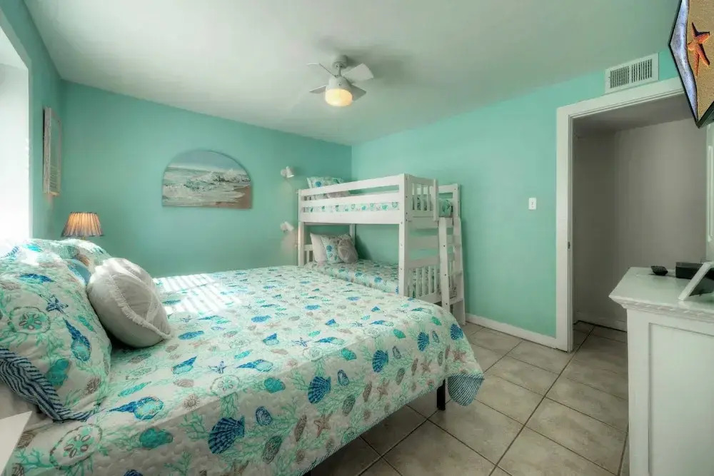 Sleeps 26 3 Island Retreat Condos w/ Beach Access, 2 Pools, Pickleball, Views