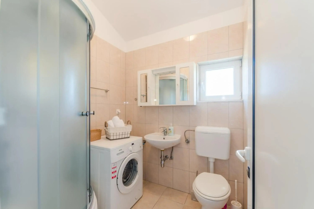 Crowonder Sun&Fun Holiday House with Large Swimming Pool, Playroom and Garden