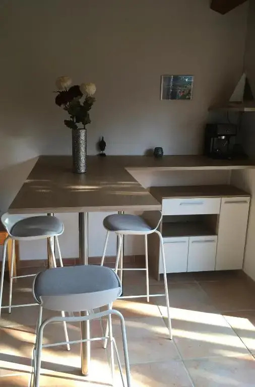 Charmant Studio Avec Piscine .