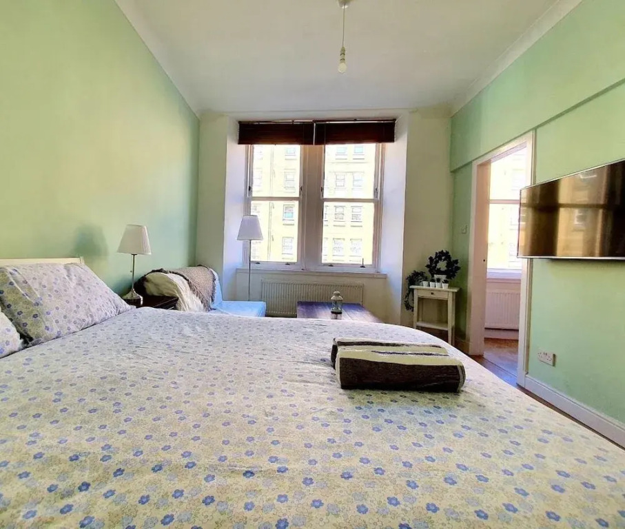 Bright Cosy Flat Close by Tourist Spots