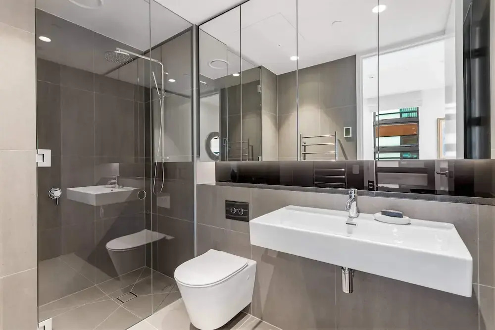 1BR with Balcony Close to Ferry by Zodiak Stays