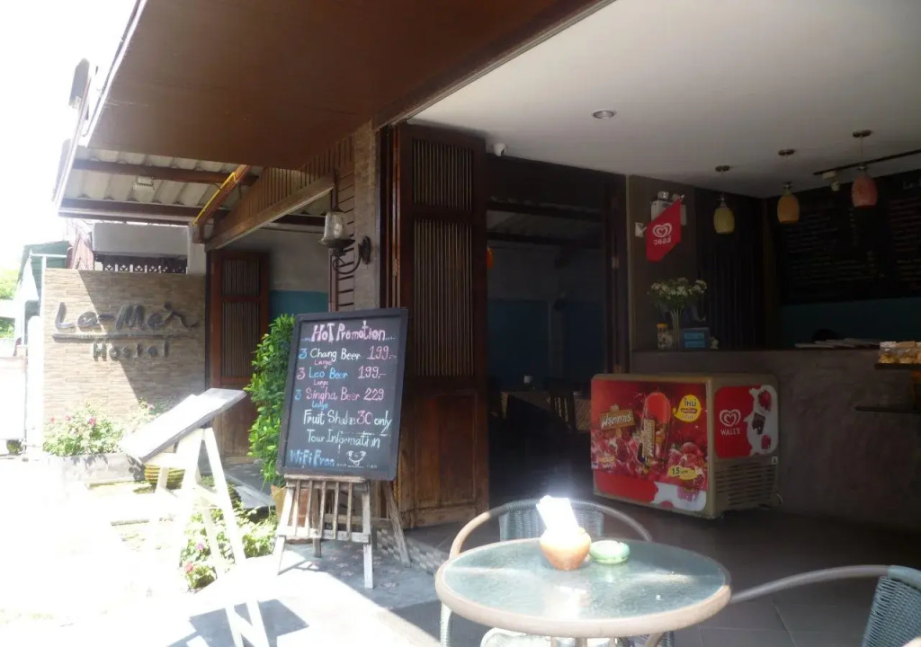 La-Mer Hostel