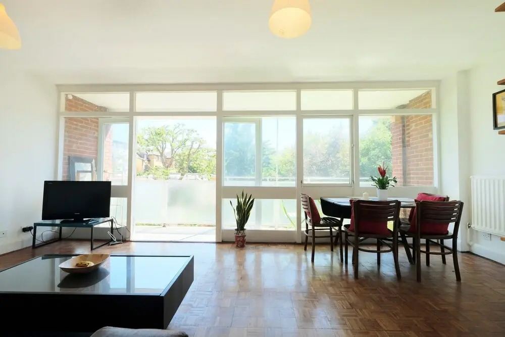 Bright and Spacious 2 Bed Apartment - Sleeps 4