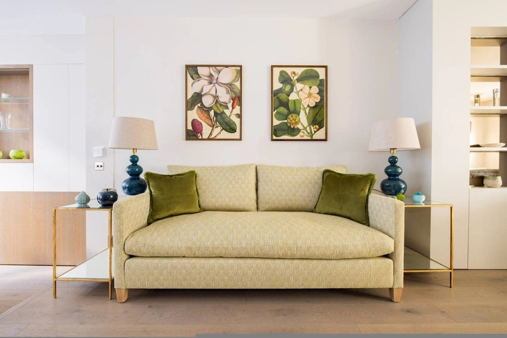 Sunny in Chelsea Luxurious 3 Bedroom Chelsea Home