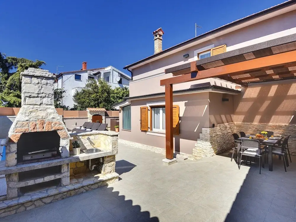 Modern Holiday Home With Swimming Pool, Terrace With Bbq, Near the Center of Pula