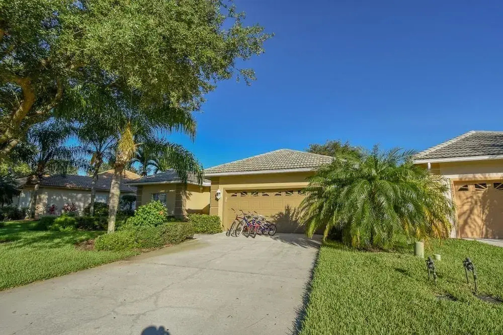 Falcons Glen Blvd Home 7073